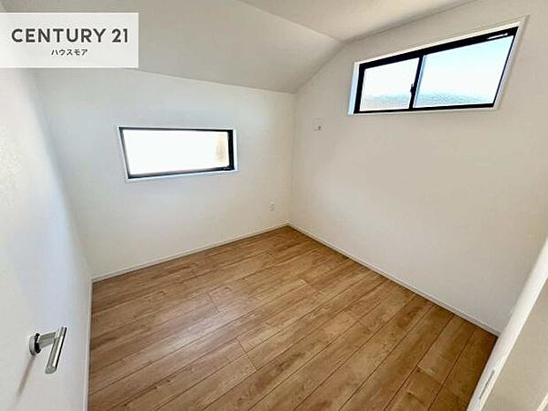 2面採光を確保した明るい室内は、風通しも良く、明るく大変居心地の良い空間となっております。リラックスして過ごせる心地の良いお部屋です!朝の目覚めがスッキリしますね。