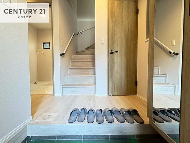 疲れて帰ってきても、ただいま!を言いたくなる、優しく迎え入れてくれる空間になっています。窓があり明るく温もり溢れる玄関です!