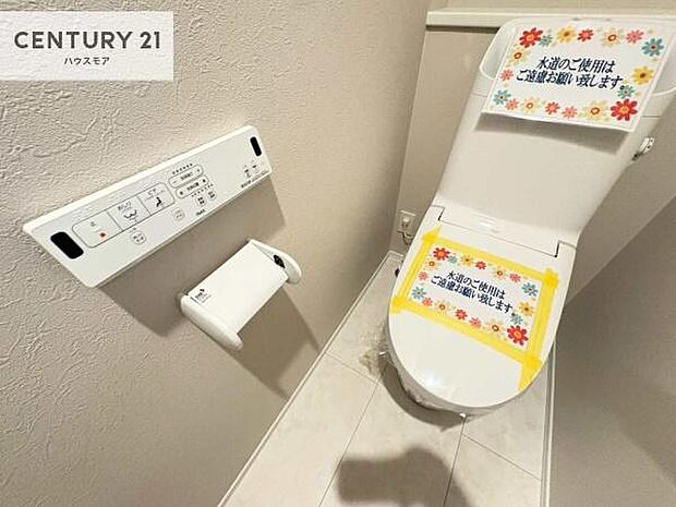 1・2階にトイレがございます!朝の忙しい時間帯も待たずにすみそうですね。白を基調とした清潔感のあるトイレでお手入れがしやすいです!