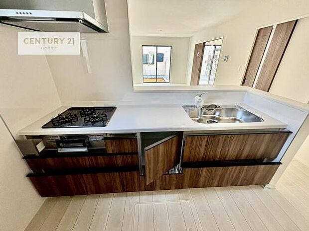 収納力の高いシステムキッチンで、調理器具や食器もすっきり片付き、広々とした空間で快適に料理が楽しめます。