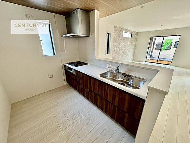 ゆとりある調理スペースで作業がしやすい快適なキッチンです!お子様と一緒にお菓子造りも楽しめる広々スペースです。楽しい調理時間になりそうですね!