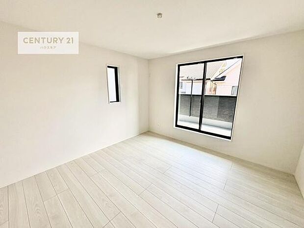 バルコニーへ面した洋室なので天気のいい日はバルコニーへ出てリフレッシュするのもいいですね!充実したプライベートタイムが送れる洋室!陽当たり、風通し良好です。