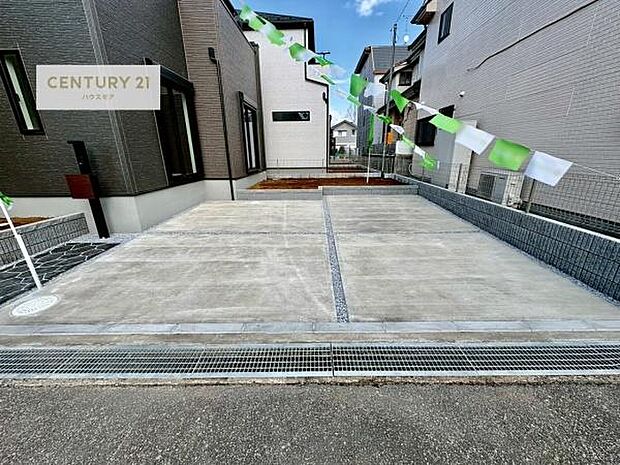 駐車スペースは2台分あります!セカンドカーはもちろん、バイクや自転車なども置き場所に困りません。