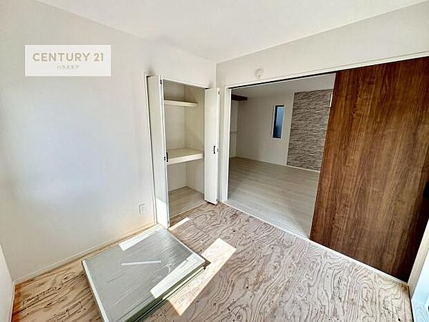 まだ畳は敷かれておりませんが、リビングと隣接している和室です!客間としてはもちろん、家事の休憩スペースとして使用するのもいいですね!