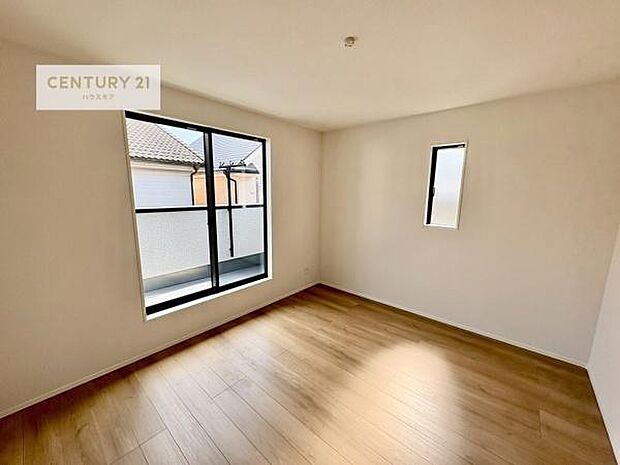 バルコニーへ面した洋室なので天気のいい日はバルコニーへ出てリフレッシュするのもいいですね!充実したプライベートタイムが送れる洋室!陽当たり、風通し良好です。