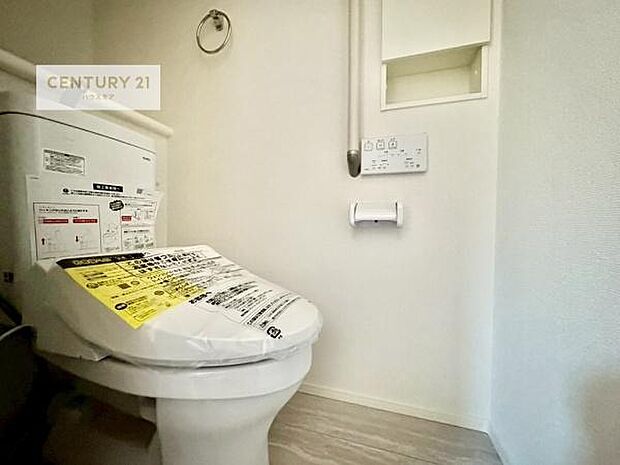 1・2階にトイレがございます！朝の忙しい時間帯も待たずにすみそうですね。白を基調とした清潔感のあるトイレでお手入れがしやすいです！