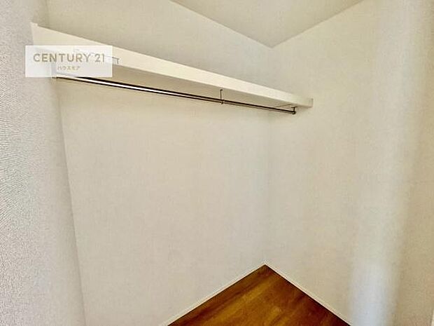 ウォークインクローゼット付きです。たくさんのお洋服などを収納しておけそうですね!他にも扇風機や加湿器など季節物の大きな家電も収納できます!