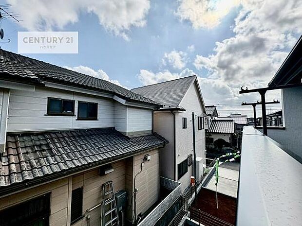 陽当たり良好なバルコニーです!晴れた日には青い空を見渡せる開放的な時間を楽しめます。