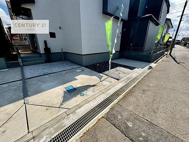 駐車スペースは2台分あります!セカンドカーはもちろん、バイクや自転車なども置き場所に困りません。