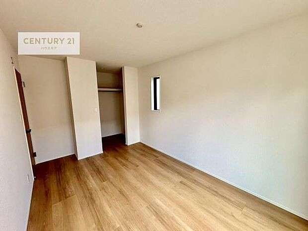 収納スペースがついています!居室をスッキリ整頓する事ができますね。家具を選ばないシンプルなデザインの為、家具を選ばずお気に入りの空間作りができそうですね。