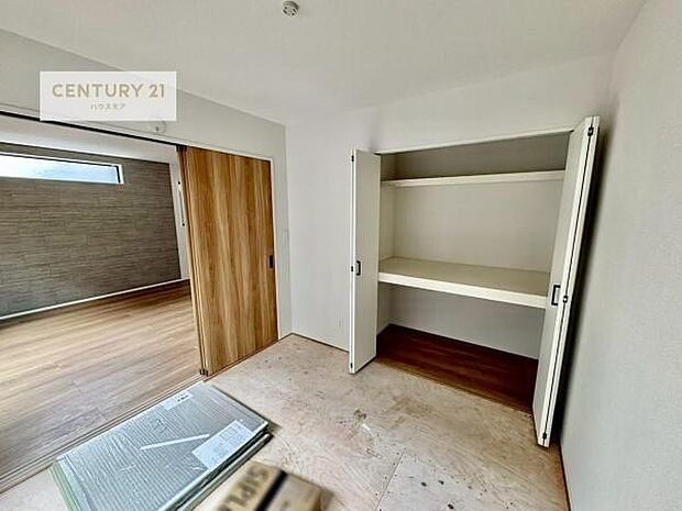 まだ畳は敷かれておりませんが、リビングと隣接している和室です!客間としてはもちろん、家事の休憩スペースとして使用するのもいいですね!