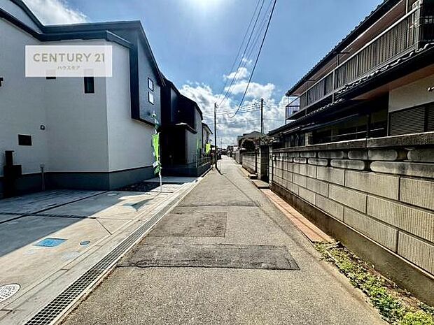 前面道路は3.95m!陽当り良好な立地です。車庫入れが苦手な方も安心ですね。