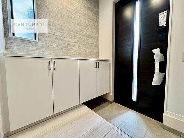 シューズボックス付きなので、玄関が片付きお掃除がしやすいです!スッキリした玄関で戸を開けた瞬間、清潔感のある心地いい空間が出迎えてくれます。