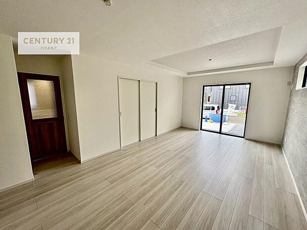 大きな窓からたっぷりの陽ざしが入る明るいリビング。開放感のあるリビングで家族団らんのくつろぎの時間を過ごせます。