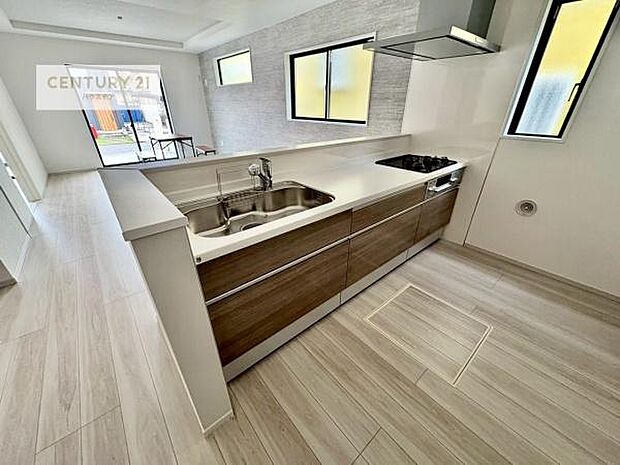 大人気の対面式システムキッチンを採用しています!ご家族のコミュニケーションが自然と増える設計です。お子様にも目が届くので嬉しいですね。広々使えて快適に作業が進みます。