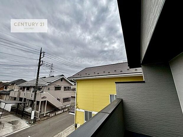 広々としたバルコニーで一日の始まりをスタート!お洗濯ものをたっぷり気持ちよく干せます!