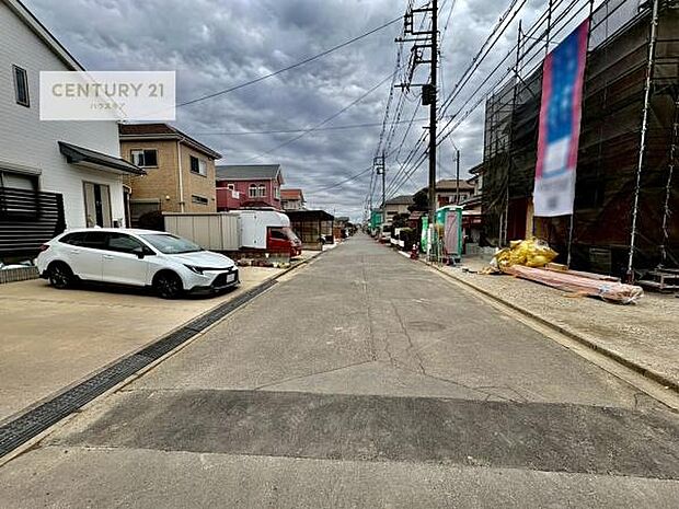 前面道路は6m!陽当り良好な立地です。車庫入れが苦手な方も安心ですね。