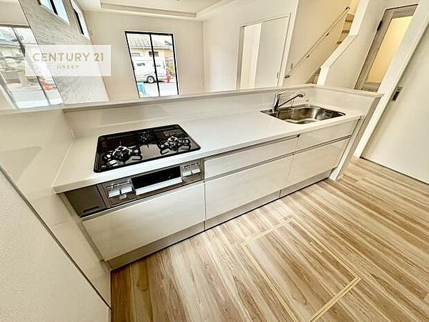 大人気の対面式システムキッチンを採用しています!ご家族のコミュニケーションが自然と増える設計です。お子様にも目が届くので嬉しいですね。広々使えて快適に作業が進みます。