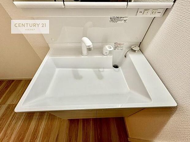 深い洗面台ボウルは、水が跳ねにくいのでお手入れが楽々!清潔感が保てます!キレイな洗面所で自分磨きのモチベーションが上がりますね!