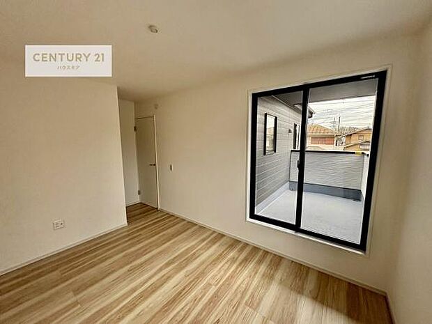 明るい室内は、風通しも良く、明るく大変居心地の良い空間となっております。リラックスして過ごせる心地の良いお部屋です!朝の目覚めがスッキリしますね!