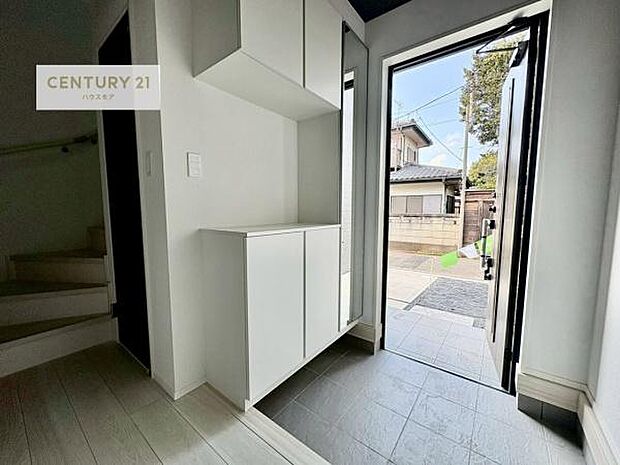 玄関収納が充実しているので、玄関周りがスッキリ片付き来客時に靴の置き場に困りません!