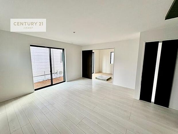 大きな窓からたっぷりの陽ざしが入る明るいリビング。開放感のあるリビングで家族団らんのくつろぎの時間を過ごせます!