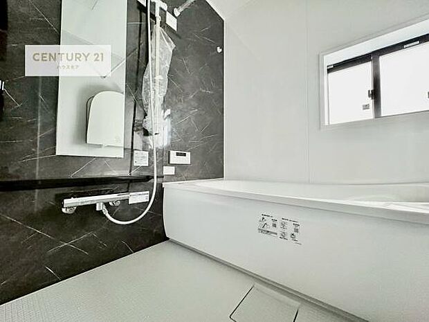 落ち着きある大人の雰囲気のバスルームは、味が出ていてバスタイムが充実!お仕事頑張っているご褒美にお好みの匂いの入浴剤を入れて、楽しんでみてはいかがでしょうか?