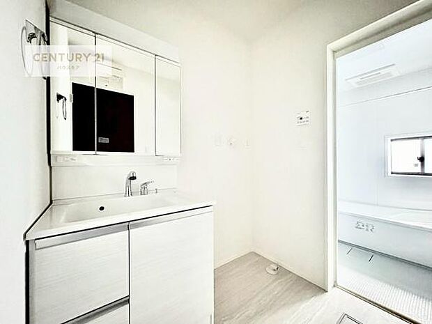 三面鏡仕様の洗面所は、身だしなみがしやすい造り!裏は収納になっています。ドライヤーやお化粧道具を片付けられるので洗面台周りをスッキリと見せることが出来ます!