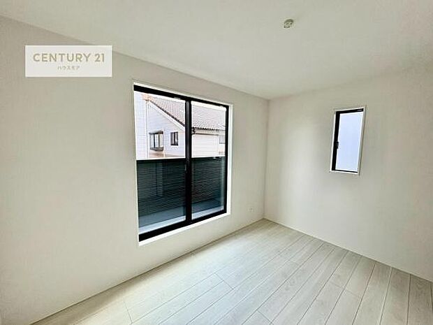 明るい室内は、風通しも良く、明るく大変居心地の良い空間となっております。リラックスして過ごせる心地の良いお部屋です!朝の目覚めがスッキリしますね!