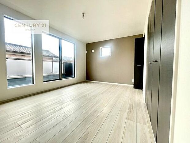 バルコニーへ面した洋室なので天気のいい日はバルコニーへ出てリフレッシュするのもいいですね!充実したプライベートタイムが送れる洋室!陽当たり、風通し良好です。