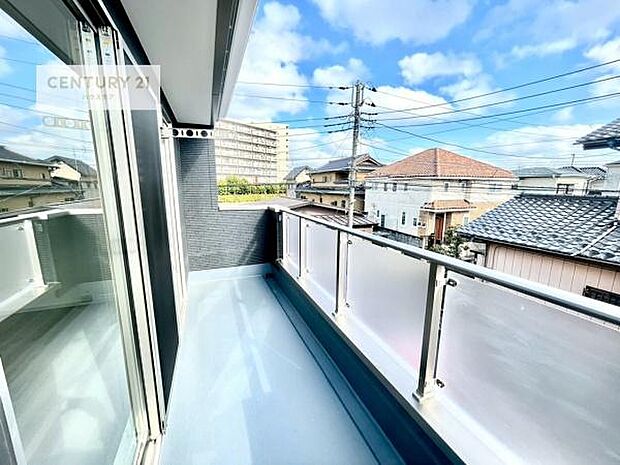 広々としているバルコニーです!お洗濯物を干すのはもちろん風に当たりながらくつろぎタイムが送れます!