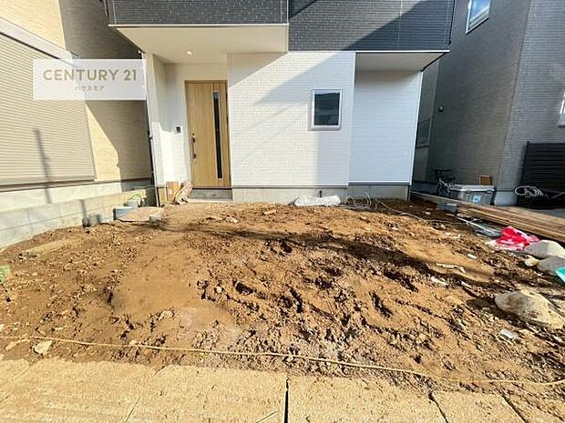 駐車スペースは2台分あります!セカンドカーはもちろん、バイクや自転車なども置き場所に困りません。