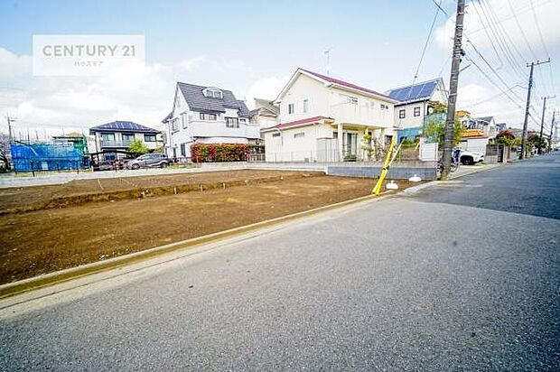 前面道路は6m!陽当り良好な立地です。車庫入れが苦手な方も安心ですね。