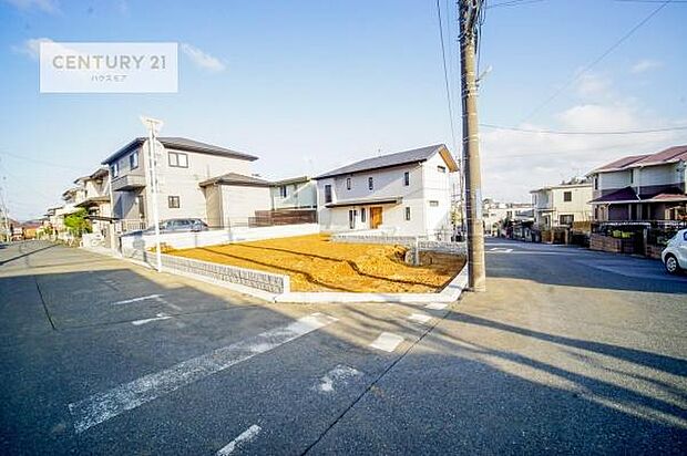 前面道路8m×6m!陽当り良好な立地です。車庫入れが苦手な方も安心ですね。