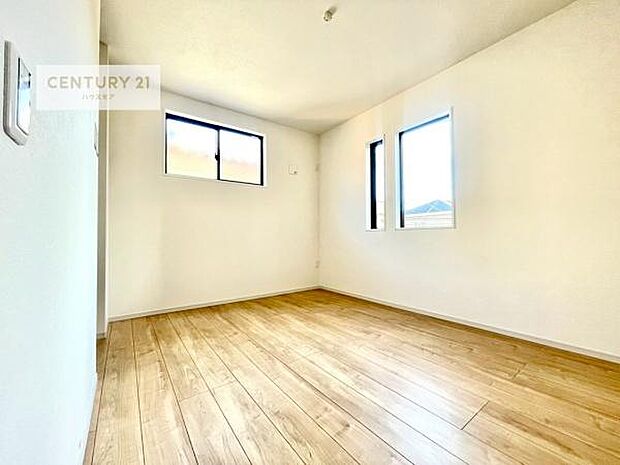 優しい光が差し込む洋室は、朝の目覚めも気持ちが良さそうですね。おうち時間もゆったりと過ごすことができます。優しい色合いのフローリングがどんな家具にもマッチします!