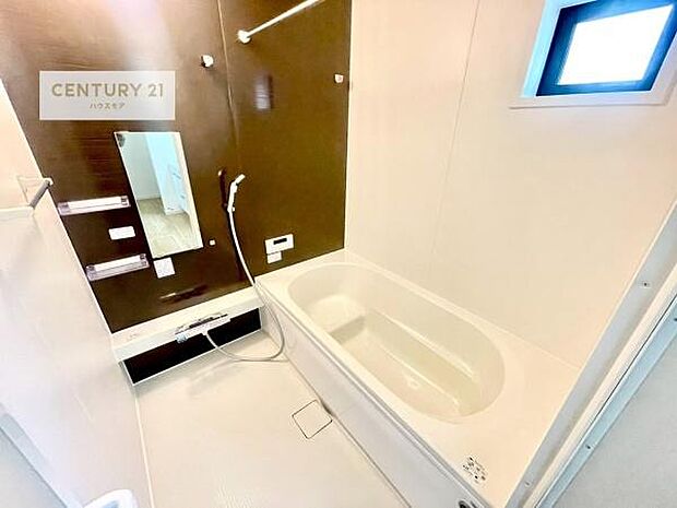 落ち着きある大人の雰囲気のバスルームは、味が出ていてバスタイムが充実!お仕事頑張っているご褒美にお好みの匂いの入浴剤を入れて、楽しんでみてはいかがでしょうか?