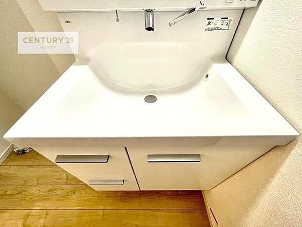 深い洗面台ボウルは、水が跳ねにくいのでお手入れが楽々！清潔感が保てます！キレイな洗面所で自分磨きのモチベーションが上がりますね！