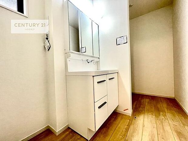 三面鏡仕様の洗面所は、身だしなみがしやすい造り!裏は収納になっています。ドライヤーやお化粧道具を片付けられるので洗面台周りをスッキリと見せることが出来ます!