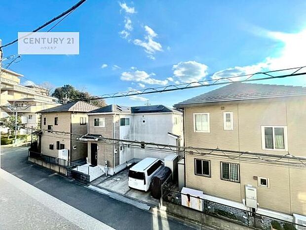 晴れた日には青い空を見渡せる開放的な時間を楽しめます。気持ちの良い風が通り抜ける街並みです!