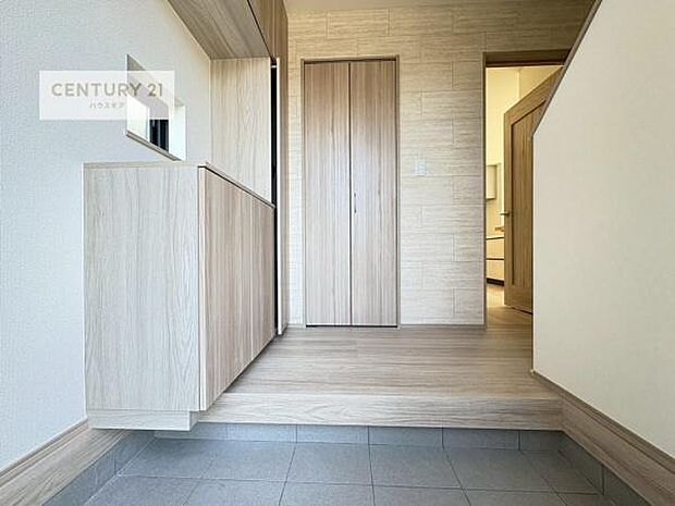 疲れて帰ってきても、ただいま!を言いたくなる、優しく迎え入れてくれる空間になっています。明るく温もり溢れる玄関です!