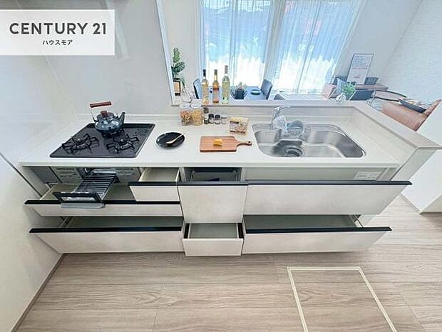 収納スペースが豊富で、調理スペースがスッキリと片付きひろ~く活用できます!快適に作業ができます!毎日の料理が捗ります!