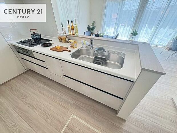 大人気の対面式システムキッチンを採用しています!ご家族のコミュニケーションが自然と増える設計です。お子様にも目が届くので嬉しいですね!広々使えて快適で作業が進みます。