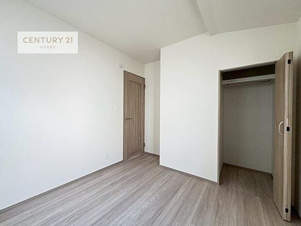 掃き出し窓がないお部屋は、お子様のお部屋としても安心です!収納スペースも充実しているので散らかったお部屋をサッと片付けられます!