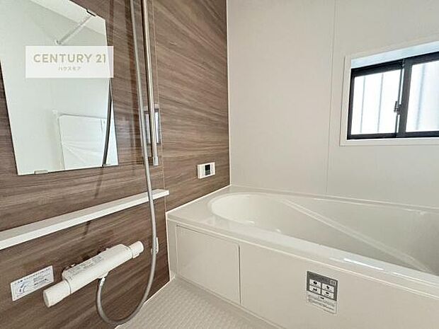 落ち着きある大人の雰囲気のバスルームは、味が出ていてバスタイムが充実!お仕事頑張っているご褒美にお好みの匂いの入浴剤を入れて、楽しんでみてはいかがでしょうか?