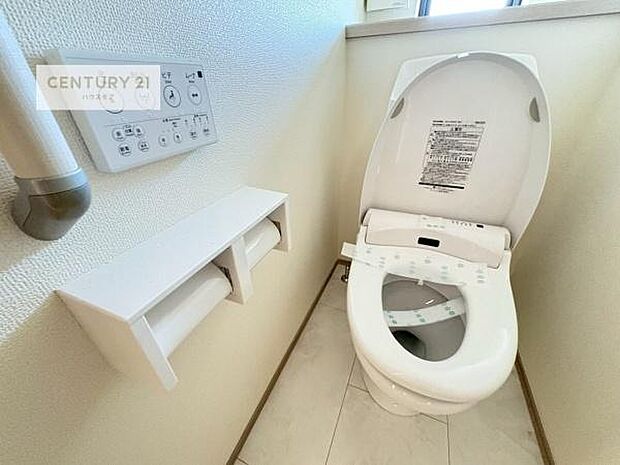 1・2階にトイレがございます!朝の忙しい時間帯も待たずにすみそうですね。白を基調とした清潔感のあるトイレでお手入れがしやすいです!