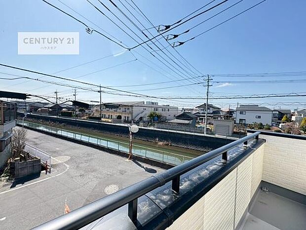 広々としているバルコニーです!お洗濯物を干すのはもちろん風に当たりながらくつろぎタイムが送れます!