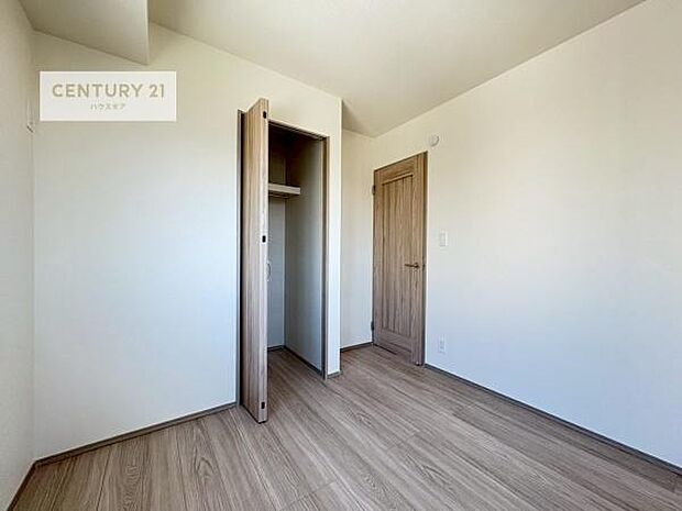 洋室は子供部屋や寝室、色々と用途多彩に利用できますね。収納力もたっぷりなので、広々気持ちよく過ごすことができます。