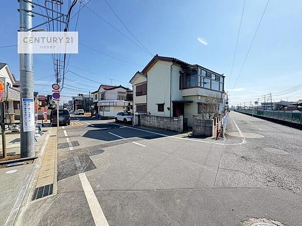 前面道路は6m×7.64m!陽当り良好な立地です。車庫入れが苦手な方も安心ですね。