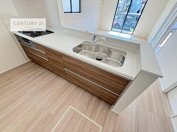 大人気の対面式システムキッチンを採用しています!ご家族のコミュニケーションが自然と増える設計です。お子様にも目が届くので嬉しいですね!広々使えて快適で作業が進みます。