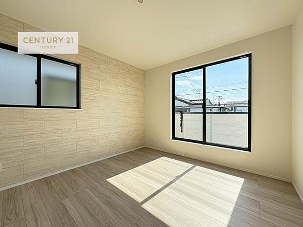 バルコニーに面している洋室です。明るく温もりがあり、換気もしっかりできます!朝起きて、外に出て背伸びをしつつ深呼吸をし良い朝を迎え入れることができます。